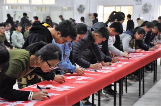 禁毒宣傳現場，大家都在為禁毒宣言簽名