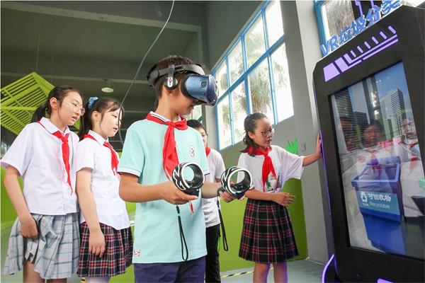 學(xué)生正在體驗vr垃圾分類